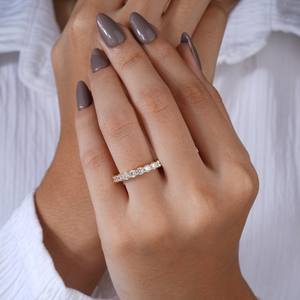 Bague éternelle en diamant de luxe portée sur la main d'une femme, mettant en valeur un style de bijoux élégant, idéal pour les mariages, les fiançailles et la mode de tous les jours - Product Image 2