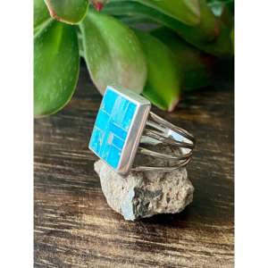 Bague délicate en platine Karla Chavez Fine Jewelry avec incrustation de turquoise Kingman à coupe lisse et argent sterling, taille 7.5, pour un usage quotidien - Product Image 4