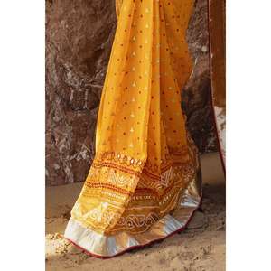 ผ้าซิฟฟอนสีเหลืองปักเลื่อมแบบกอต้า พร้อมชุดเสื้อ 3 ชิ้น - Product Image 5