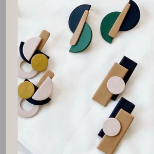 RESINA DE MADERA LLAMATIVA CALIDAD COLGANTES Hoja de oro Negro Blanco Resina Pendientes en forma de corazón Cuadrado Redondo Geométrico Gota de resina de madera - Product Image 1