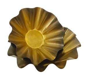 Plateau de service élégant en aluminium, conçu pour compléter les intérieurs contemporains, avec finition dorée et beauté fonctionnelle. - Product Image 1