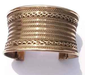 Brazalete de Latón Lujoso para Mujer, Pulseras Elegantes con Diseños Artesanales para Venta al por Mayor a Bajo Precio - Product Image 1