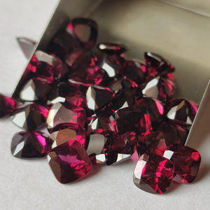 Vente en gros de pierres précieuses grenat rhodolite violettes de qualité 6mm en forme de coussin Quartz naturel pierres de coupe lâches avec coupe à facettes - Product Image 1