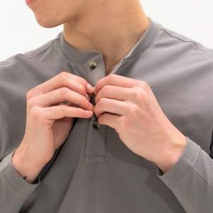 เสื้อ Henley แขนยาวกลางแจ้งทนทานสําหรับผู้ชาย - ทรงสบาย ออกแบบมาเพื่อการใช้งานที่ทนทาน เหมาะสําหรับการทํางานและการพักผ่อน - Product Image 4