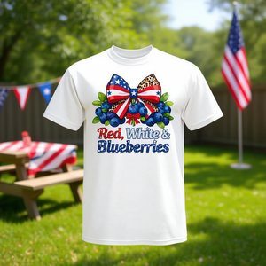 T-shirt Grafica con Mirtilli Rossi, Bianchi e Blu - T-shirt Promozionale Patriottica con Schema Cromatico Coordinato - Product Image 3