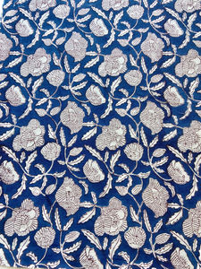 Tela de Algodón Estampada a Mano en Azul Índigo con Diseño Clásico de Enredaderas Florales Blancas - Product Image 3