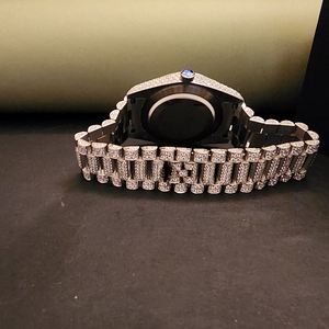 Découvrez des montres de luxe en diamant avec mouvement à quartz japonais, chiffres uniques et style luxueux. - Product Image 3