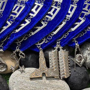 Tablier maçonnique cérémoniel avec épingle de sûreté, broderie à la main légère, prix d'usine, insignes maçonniques Pakistan - Product Image 3