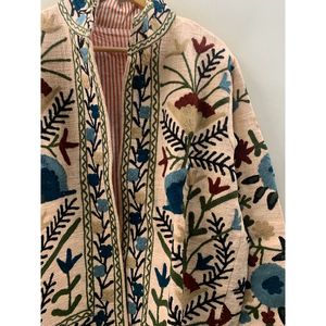 Veste en coton brodée au point Crewel motif Fleur d'ivoire et fleurs sauvages, collection Garden Manuscript pour la saison printanière - Product Image 1