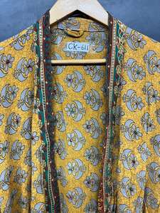 Bata Kimono de Seda Crepé con Estampado Floral de Inspiración Vintage, Suave y Fluida, Hecha a Mano en India, de Lujo, para Primavera/Verano, con Cuello en V y Elástico en la Parte Delantera - Product Image 2