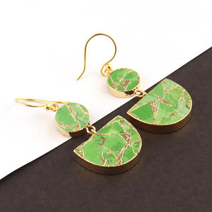 Pendientes de doble piedra de estilo geométrico, color verde cobre turquesa, latón chapado en oro, redondos con piedra de forma semicircular. - Product Image 5