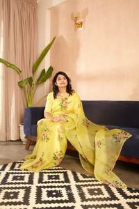 Oferta Especial Festiva: Saree de Piel Sintética con Estampado Floral en Color Amarillo de Moda, Suave y de Alta Calidad, con Blusa a Juego, Ideal para Fiestas - Product Image 3