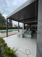 Pérgola Retráctil de Aleación de Aluminio con Recubrimiento en Polvo y Techo de Láminas, Ecológica e Impermeable para Espacios Exteriores Modernos