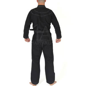Uniforme de kárate listo para entrenamiento para hombres que ofrece flexibilidad y apoyo durante la práctica de artes marciales - Product Image 4