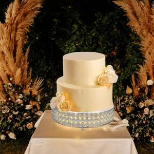 NUEVO DIAMANTE Y METAL NUEVO Soporte para pasteles Exhibición de pasteles de lujo para eventos de lujo Hecho a mano con cuidado para sus momentos más dulces - Product Image 2