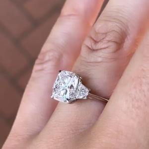 Bague à trois pierres en diamant de laboratoire certifié IGI 3,70 carats avec côtés trapézoïdaux et sertissage coussin, bijoux en diamant éthiques - Product Image 5