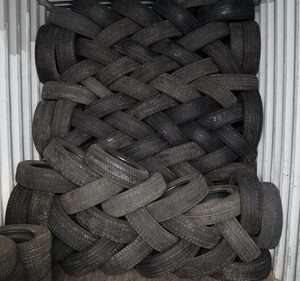 Pneus de camion lourds d'occasion, marque [Nom de la marque], modèle [Numéro de modèle], caoutchouc noir, bande de roulement à motifs, garantie 5 ans, Ankara - Product Image 3