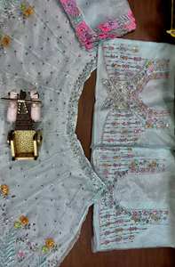 Meilleure vente de Tapeta de créateur indien broderie en soie Choli Dupatta tenue de mariage de fête prête à l'emploi avec robe en filet - Product Image 6