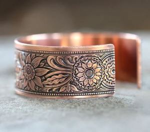 กำไลข้อมือทองแดงแท้ทำมือ ลายดอกไม้ เป็นมิตรกับสิ่งแวดล้อม ดีไซน์ทันสมัย ปรับขนาดและโลโก้ได้ สำหรับผู้หญิง โดยช่างฝีมือ - Product Image 4