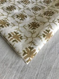 Tela de Algodón Estampada a Mano con Motivos Florales Marrón Oliva y Enrejado Geométrico Suave - Product Image 3