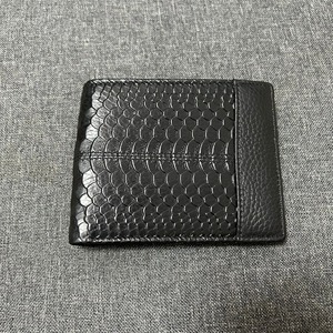 Portefeuille en cuir véritable fin à double pliage prêt à être expédié avec blocage RFID, broderie classique pour homme - Product Image 1