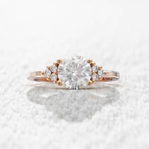 แหวนเพชรโมอิสซาไนต์ทรงกลมหรูหรา ทองคำขาวเหลือง 10K สำหรับงานหมั้นและงานแต่งงาน ผู้ส่งออกเครื่องประดับชั้นดี - Product Image 6