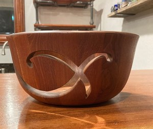 Cuenco de madera de teca para hilo, 9 pulgadas de diámetro en el punto más ancho x 4.75 pulgadas de altura, en muy buen estado vintage - Product Image 2