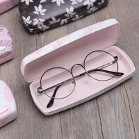 Étui à lunettes rigide portable en cuir PU de luxe avec imprimé feuilles tropicales personnalisé et badge métallique – Vente en gros