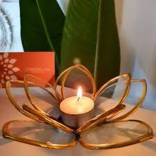 Portavelas de Metal con acabado dorado en forma de flor, soporte de vela decorativo para Pooja Home Temple Festival Decoración - Product Image 1