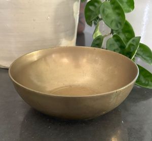 Cuenco de latón de tamaño mediano con lados en relieve y base duradera, ideal para rellenos decorativos o servir frutas - Product Image 6