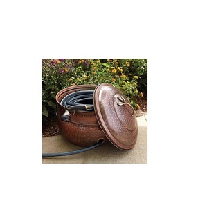 Pots décoratifs en métal pour tuyaux d'arrosage, assurant l'organisation et le rangement des tuyaux d'extérieur dans des conteneurs élégants et durables. - Product Image 1