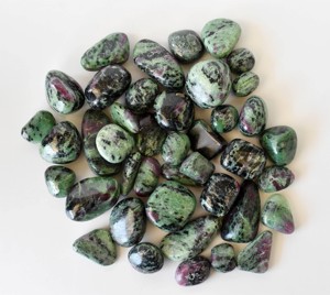 Piedras de Zoisita Rubí Pulimentadas a Mano al por Mayor para Múltiples Usos, Diseño Excelente, Piedra de Cristal Pulida a Mano - Product Image 1