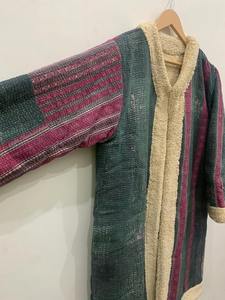 Veste en fausse fourrure antique Kantha Gilet court Veste brodée à la main Broderie Suzani Veste courte brodée Suzani - Product Image 3