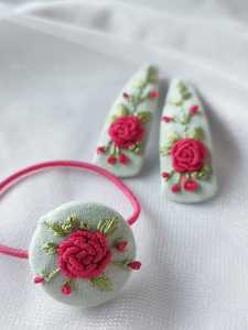 Pinces à cheveux élastiques sur mesure avec broderie complexe, idéales pour les magasins d'accessoires pour cheveux à revendre en bleu motif floral - Product Image 6