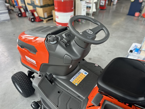 Tracteur de jardin Husqvarna TC 215T, tondeuse à gazon de 95 cm, moteur bicylindre de 15,9 CV, transmission hydrostatique, bac de ramassage de 300 L - Product Image 6