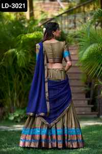 Les plus belles femmes portent du style indien du sud poly coton avec travail de tissage Zari Lehenga avec uni avec bordure en dentelle Dupatta - Product Image 6