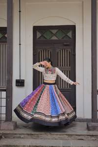 Las vibraciones de Navratri son tradicionales y espirituales, y se centran en los aspectos festivos divertidos del festival. - Product Image 5