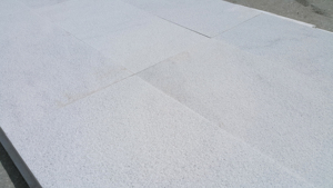 Muestras pequeñas de mármol blanco de Carrara arenado antideslizante de 20x20 cm para pavimentos de jardín, interiores, exteriores, alrededor de piscinas y entradas de vehículos, fabricado en Turquía. - Product Image 5