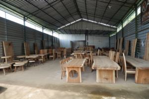 Table de salle à manger en bois de tilleul de couleur naturelle pour meubles de salle à manger et meubles d'hôtel - Product Image 3