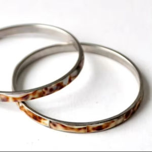 Brazalete de latón con diseño de incrustaciones de resina, moderno, para mujer, accesorios de joyería - Product Image 1