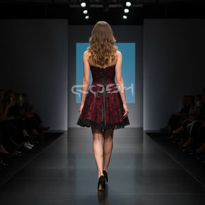 Robe élégante sans bretelles en satin rouge avec superposition de dentelle florale noire, corset surbuste, robe de cocktail rétro, mini-robe - Product Image 6