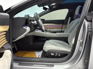 NEAT 2025, E5 100 kWh, faible kilométrage, transmission automatique, toit ouvrant panoramique, éclairage LED, feux diurnes LED - Product Image 4