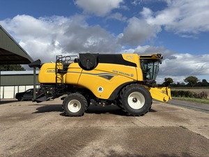 Matériel agricole d'occasion New And Holland CX8.70 Moissonneuse-batteuse à vendre - Product Image 3