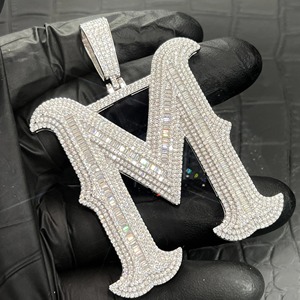 จี้เพชรโมอิส925นิตส์จี้ตัวอักษรโลโก้เพชรโมอิสซาไนท์สำหรับผู้หญิงเครื่องประดับแบบปรับแต่งได้ - Product Image 1