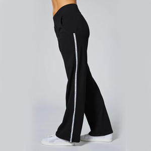 Joggers évasés d'hiver pour femmes avec logo personnalisé et design de style streetwear avec prix d'échantillons gratuits à l'avant plat - Product Image 3