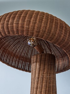 Lampadaire en rotin tressé écologique, forme sculpturale, fait main, éclairage naturel pour projets d'aménagement intérieur en gros - Product Image 3