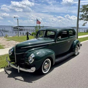 Ford CROWN VICTORIA 1940 Turbo Manual, Sedán Oscuro con Asientos de Cuero en Venta - Product Image 1