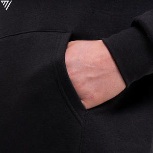 Sweat à capuche pour homme de taille standard en noir, avec poche kangourou, en gros, OEM, par Marfa International - Product Image 6