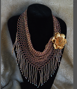 Magnifique foulard perlé fait main / Collier bib en perles tchèques avec broche vintage - Product Image 2