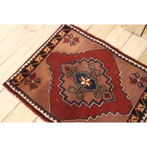 Petit tapis turc vintage 2,2x2,7 pieds, tapis à bordure rouge en laine - Product Image 4